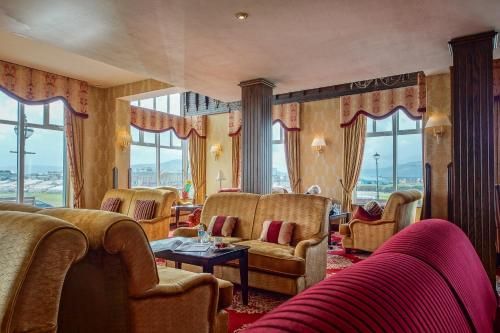 Gemütliche Hotellobby mit Blick nach draußen und gelben Sofas